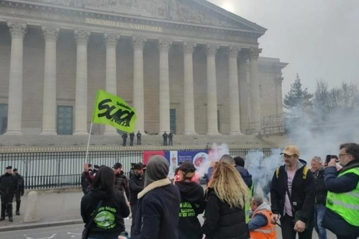 france republicains_se_sont_vendus_pour_rien_denonce_opposition_jpg_711_473_1