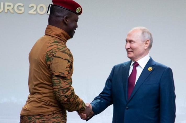 vladimir_poutine_et_capitaine_president_ibrahim_traore_jpg_711_473_1