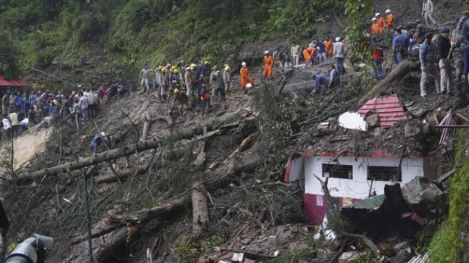 Inde : de fortes inondations et des glissements de terrain font une ...