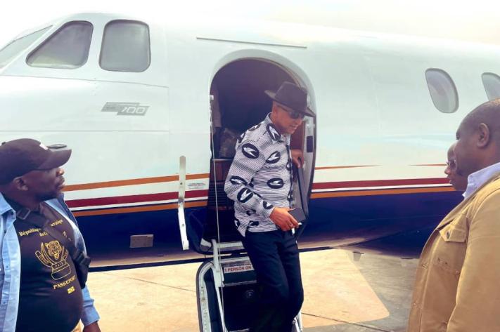 katumbi_moise_descente_avion_a_kinshasa_23_jpg_711_473_1