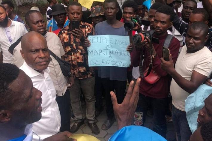 martin fayulu_et_quelques_jeunes_kinois_a_faden_house_jpg_711_473_1