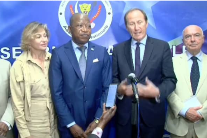 mbata_andre_et_les_deputes_francais_23_png_711_473_1