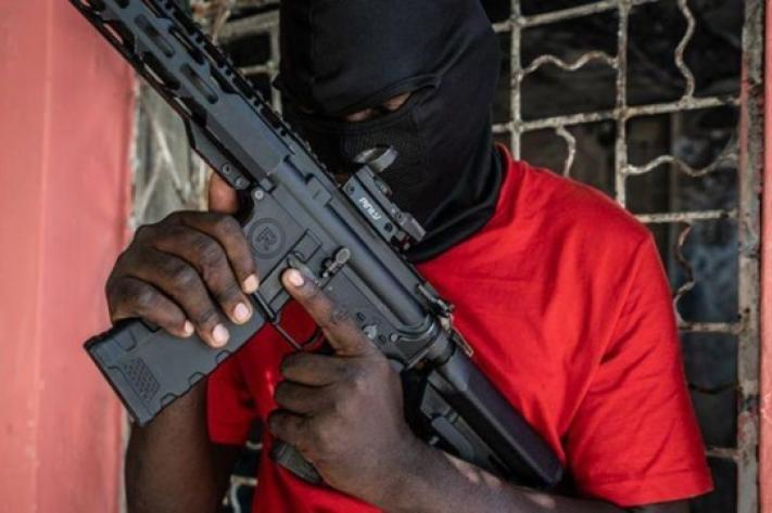 haiti un_homme_encagoule_avec_une_arme_a_la_main_jpg_711_473_1