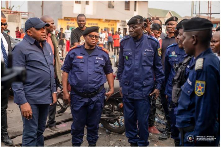 jacquemain_shabani_et_blaise_kilimbalimba_general_policiers_24_jpg_711_473_1