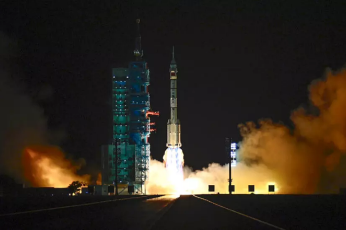 fusee_chinoise_de_la_mission_shenzhou_19_png_711_473_1
