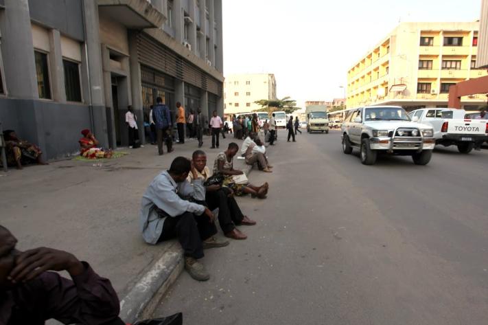 enseignants_fonctionnaires_etat_attendent_leur_salaire_a_kinshasa_26_jpg_711_473_1
