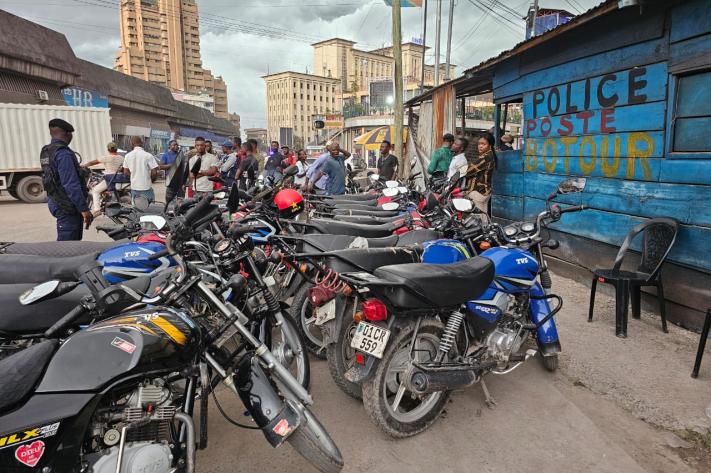 motos_parking_police_sous_ciat_a_kinshasa_26_jpg_711_473_1