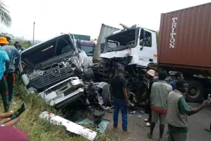 accident_circulation_deux_camions_remorques_26_jpg_711_473_1