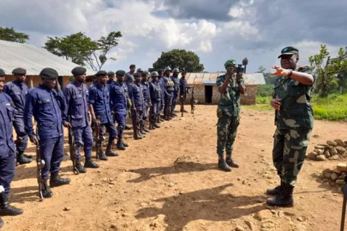 ituri johnny_luboya_general_gouv_ituri_et_policiers_26_jpg_711_473_1