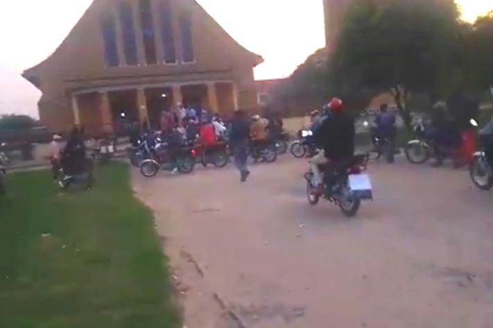 eglise_catholique_a_kananga_manif_population_26_jpg_711_473_1